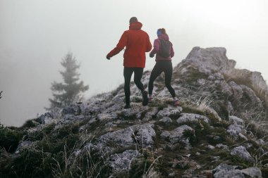 Dağ yolunda koşan bir çiftin izini sürüyorum. Bir çift sabahın erken saatlerinde kros koşusu yapıyor..