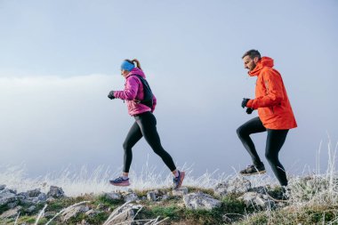 Dağ yolunda koşan bir çiftin izini sürüyorum. Bir çift sabahın erken saatlerinde kros koşusu yapıyor..
