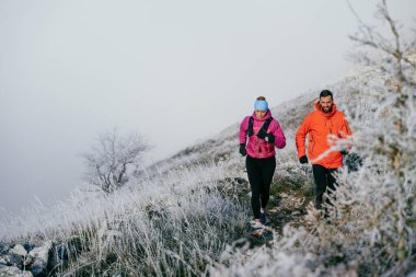 Dağ yolunda koşan bir çiftin izini sürüyorum. Bir çift sabahın erken saatlerinde kros koşusu yapıyor..
