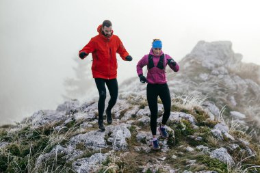 Dağ yolunda koşan bir çiftin izini sürüyorum. Bir çift sabahın erken saatlerinde kros koşusu yapıyor..