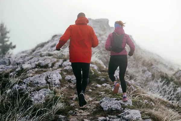 Dağ yolunda koşan bir çiftin izini sürüyorum. Bir çift sabahın erken saatlerinde kros koşusu yapıyor..