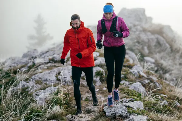 Dağ yolunda koşan bir çiftin izini sürüyorum. Bir çift sabahın erken saatlerinde kros koşusu yapıyor..