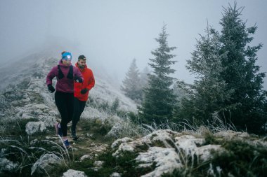 Dağ yolunda koşan bir çiftin izini sürüyorum. Bir çift sabahın erken saatlerinde kros koşusu yapıyor..