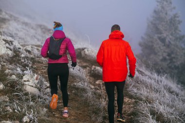 Dağ yolunda koşan bir çiftin izini sürüyorum. Bir çift sabahın erken saatlerinde kros koşusu yapıyor..