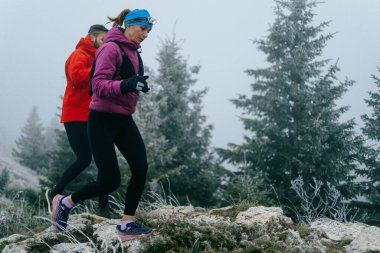 Dağ yolunda koşan bir çiftin izini sürüyorum. Bir çift sabahın erken saatlerinde kros koşusu yapıyor..