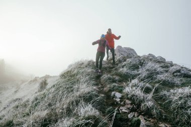 Dağ yolunda koşan bir çiftin izini sürüyorum. Bir çift sabahın erken saatlerinde kros koşusu yapıyor..