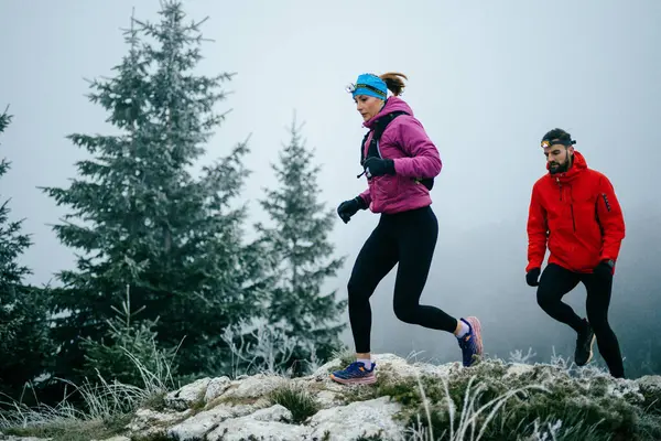 Dağ yolunda koşan bir çiftin izini sürüyorum. Bir çift sabahın erken saatlerinde kros koşusu yapıyor..