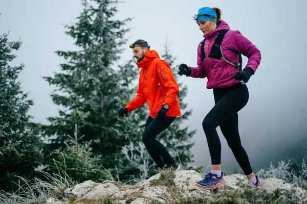 Dağ yolunda koşan bir çiftin izini sürüyorum. Bir çift sabahın erken saatlerinde kros koşusu yapıyor..