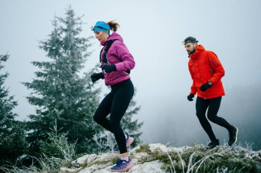 Dağ yolunda koşan bir çiftin izini sürüyorum. Bir çift sabahın erken saatlerinde kros koşusu yapıyor..