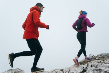 Dağ yolunda koşan bir çiftin izini sürüyorum. Bir çift sabahın erken saatlerinde kros koşusu yapıyor..