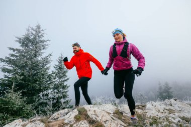 Dağ yolunda koşan bir çiftin izini sürüyorum. Bir çift sabahın erken saatlerinde kros koşusu yapıyor..