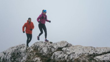 Dağ yolunda koşan bir çiftin izini sürüyorum. Bir çift sabahın erken saatlerinde kros koşusu yapıyor..