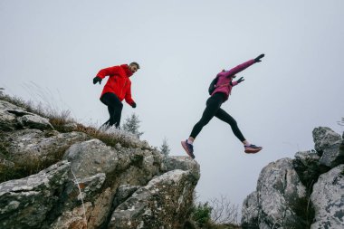 Dağ yolunda koşan bir çiftin izini sürüyorum. Bir çift sabahın erken saatlerinde kros koşusu yapıyor..
