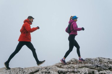 Dağ yolunda koşan bir çiftin izini sürüyorum. Bir çift sabahın erken saatlerinde kros koşusu yapıyor..