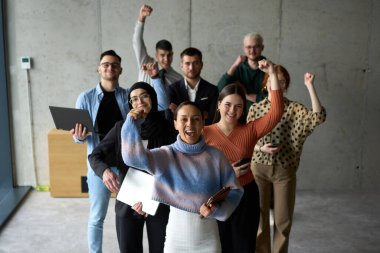 Çeşitli iş adamlarından oluşan bir ekip modern bir ofiste başarılarını coşkuyla kutluyor, amaçlarına ulaştıktan sonra zafer ve birlik içinde olduklarını ifade ediyorlar.. 