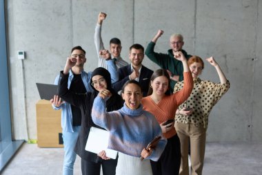 Çeşitli iş adamlarından oluşan bir ekip modern bir ofiste başarılarını coşkuyla kutluyor, amaçlarına ulaştıktan sonra zafer ve birlik içinde olduklarını ifade ediyorlar.. 