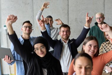 Çeşitli iş adamlarından oluşan bir ekip modern bir ofiste başarılarını coşkuyla kutluyor, amaçlarına ulaştıktan sonra zafer ve birlik içinde olduklarını ifade ediyorlar.. 
