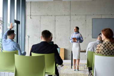 İş arkadaşlarıyla bir toplantıya rehberlik eden bir iş kadını lideri, iş sorunları, pazarlama stratejileri ve büyüme ve başarı için yeni planlar tartışıyor.. 