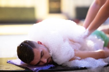 Köpük Masaj Seansı. Hamam görevlisi hastaya köpük masajı uyguluyor.