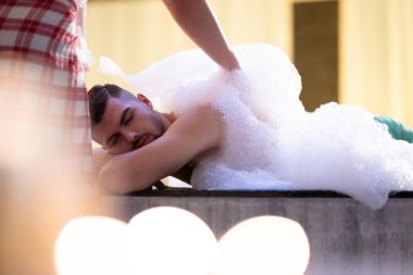 Köpük Masaj Seansı. Hamam görevlisi hastaya köpük masajı uyguluyor.
