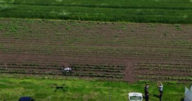 Bir tarımsal dron, akıllı tarım, hassas tarım ve sürdürülebilir büyüme ve verimli ürün yönetimi için yenilikçi teknoloji sergilenen manzaralı bir dağ vadisinde sıra sıra ekinleri izler.