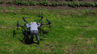 Mühendisler pirinç tarlaları üzerinde uçan tarım araçlarını inceliyor, gübre ya da böcek ilacı püskürtüyor, akıllı tarım, hassas tarım ve insansız hava aracı teknolojisini vurguluyor.