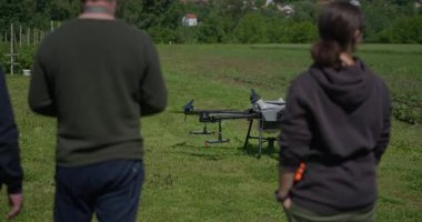 Bir tarımsal dron, akıllı tarım, hassas tarım ve sürdürülebilir büyüme ve verimli ürün yönetimi için yenilikçi teknoloji sergilenen manzaralı bir dağ vadisinde sıra sıra ekinleri izler.