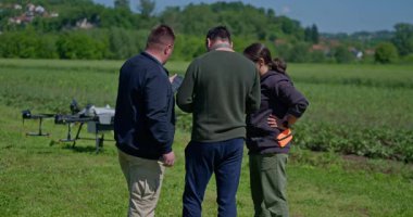 Bir tarımsal dron, akıllı tarım, hassas tarım ve sürdürülebilir büyüme ve verimli ürün yönetimi için yenilikçi teknoloji sergilenen manzaralı bir dağ vadisinde sıra sıra ekinleri izler.