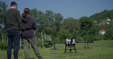 Bir tarımsal dron, akıllı tarım, hassas tarım ve sürdürülebilir büyüme ve verimli ürün yönetimi için yenilikçi teknoloji sergilenen manzaralı bir dağ vadisinde sıra sıra ekinleri izler.