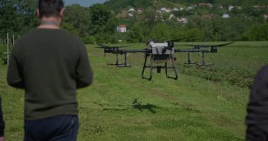 Bir tarımsal dron, akıllı tarım, hassas tarım ve sürdürülebilir büyüme ve verimli ürün yönetimi için yenilikçi teknoloji sergilenen manzaralı bir dağ vadisinde sıra sıra ekinleri izler.
