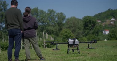 Bir tarımsal dron, akıllı tarım, hassas tarım ve sürdürülebilir büyüme ve verimli ürün yönetimi için yenilikçi teknoloji sergilenen manzaralı bir dağ vadisinde sıra sıra ekinleri izler.