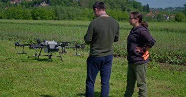 Bir tarımsal dron, akıllı tarım, hassas tarım ve sürdürülebilir büyüme ve verimli ürün yönetimi için yenilikçi teknoloji sergilenen manzaralı bir dağ vadisinde sıra sıra ekinleri izler.