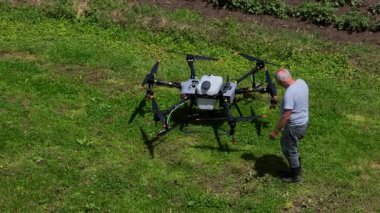 Mühendisler pirinç tarlaları üzerinde uçan tarım araçlarını inceliyor, gübre ya da böcek ilacı püskürtüyor, akıllı tarım, hassas tarım ve insansız hava aracı teknolojisini vurguluyor.