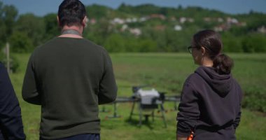 Bir tarımsal dron, akıllı tarım, hassas tarım ve sürdürülebilir büyüme ve verimli ürün yönetimi için yenilikçi teknoloji sergilenen manzaralı bir dağ vadisinde sıra sıra ekinleri izler.