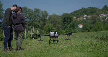 Bir tarımsal dron, akıllı tarım, hassas tarım ve sürdürülebilir büyüme ve verimli ürün yönetimi için yenilikçi teknoloji sergilenen manzaralı bir dağ vadisinde sıra sıra ekinleri izler.
