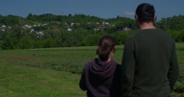 Bir tarımsal dron, akıllı tarım, hassas tarım ve sürdürülebilir büyüme ve verimli ürün yönetimi için yenilikçi teknoloji sergilenen manzaralı bir dağ vadisinde sıra sıra ekinleri izler.