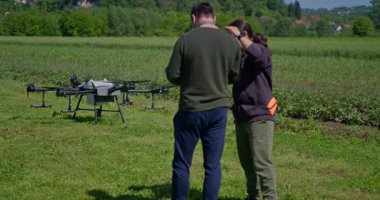 Bir tarımsal dron, akıllı tarım, hassas tarım ve sürdürülebilir büyüme ve verimli ürün yönetimi için yenilikçi teknoloji sergilenen manzaralı bir dağ vadisinde sıra sıra ekinleri izler.