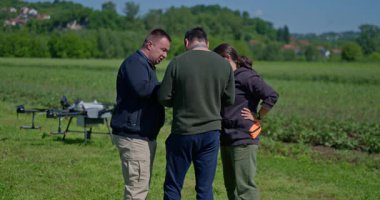Bir tarımsal dron, akıllı tarım, hassas tarım ve sürdürülebilir büyüme ve verimli ürün yönetimi için yenilikçi teknoloji sergilenen manzaralı bir dağ vadisinde sıra sıra ekinleri izler.