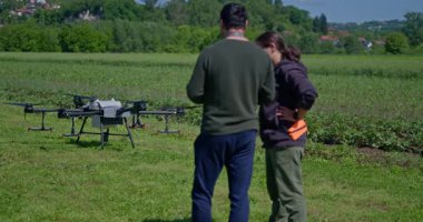 Bir tarımsal dron, akıllı tarım, hassas tarım ve sürdürülebilir büyüme ve verimli ürün yönetimi için yenilikçi teknoloji sergilenen manzaralı bir dağ vadisinde sıra sıra ekinleri izler.