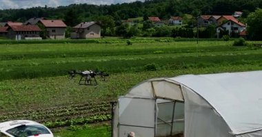 Bir tarımsal dron, akıllı tarım, hassas tarım ve sürdürülebilir büyüme ve verimli ürün yönetimi için yenilikçi teknoloji sergilenen manzaralı bir dağ vadisinde sıra sıra ekinleri izler.