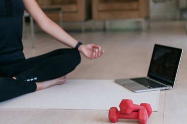 Genç Güzel Kadın Egzersiz, Esneme ve Egzersiz Yogası Parlak Sunny House 'da Video Çağrı Konferansı aracılığıyla Antrenörle. Sağlıklı Yaşam Tarzı, Refah ve Farkındalık Konsepti