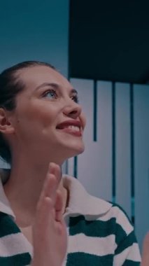 İş adamları ofiste el sıkışıyor ve başarılı bir anlaşma imzalıyorlar. Şirket toplantısında takım çalışması, güven ve işbirliği, yeni bir çalışanı karşılama ve güçlendirme vurgulandı