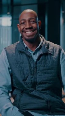 Girişimci ofisinde vizyon ve liderlikle gülümseyen kendine güvenen bir girişimci. Takım lideri, danışman ve bir reklam atölyesinde pazarlama uzmanı.