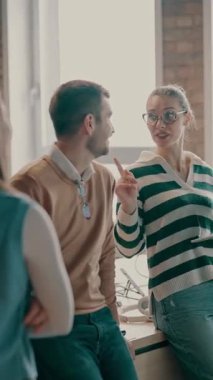 Moden ofis alanı, iş dünyasından profesyonellerden oluşan bir ekip canlı tartışmalara girişiyor ve stratejik fikirleri paylaşıyor, modern kurumsal açık alanların merkezinde işbirliği ve yenilik sergiliyor.