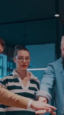 İş dünyasından profesyoneller, işbirliği, dahil etme ve eşitliği desteklemek için el ele tutuşuyorlar. İş dünyası dayanışma, işbirliği ve takım oluşturma için bir araya gelir..