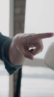 Moden ofis alanı, iş dünyasından profesyonellerden oluşan bir ekip canlı tartışmalara girişiyor ve stratejik fikirleri paylaşıyor, modern kurumsal açık alanların merkezinde işbirliği ve yenilik sergiliyor.