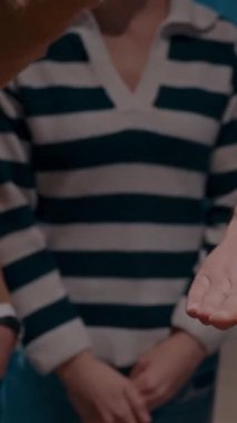 İş dünyasından profesyoneller, işbirliği, dahil etme ve eşitliği desteklemek için el ele tutuşuyorlar. İş dünyası dayanışma, işbirliği ve takım oluşturma için bir araya gelir..