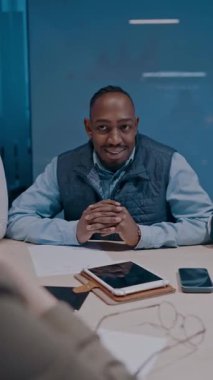 Moden ofis alanı, iş dünyasından profesyonellerden oluşan bir ekip canlı tartışmalara girişiyor ve stratejik fikirleri paylaşıyor, modern kurumsal açık alanların merkezinde işbirliği ve yenilik sergiliyor.