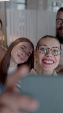 Çeşitli iş adamları, yaratıcı bir özçekim, gösterişli bir takım çalışması ve canlı bir iş yeri kültürü yakalamak için modern bir açık mekan modern ofisindeki görevlerine ara verirler.. 