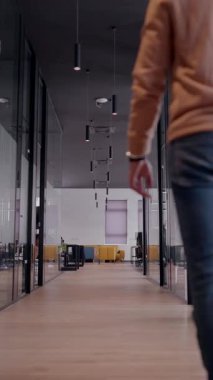 Modern bir açık mekan ofisinin iş ekibi birlikte yürüyor. Çeşitli iş adamları tartışırken gülümsüyor. Başarılı karma ırk meslektaşları yeni bir projede işbirliği yapıyorlar